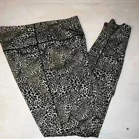 Nike Women's CK3072-010 Training One Tight 7/8 Leggings Leopard Print Size S - Picture 2 of 7